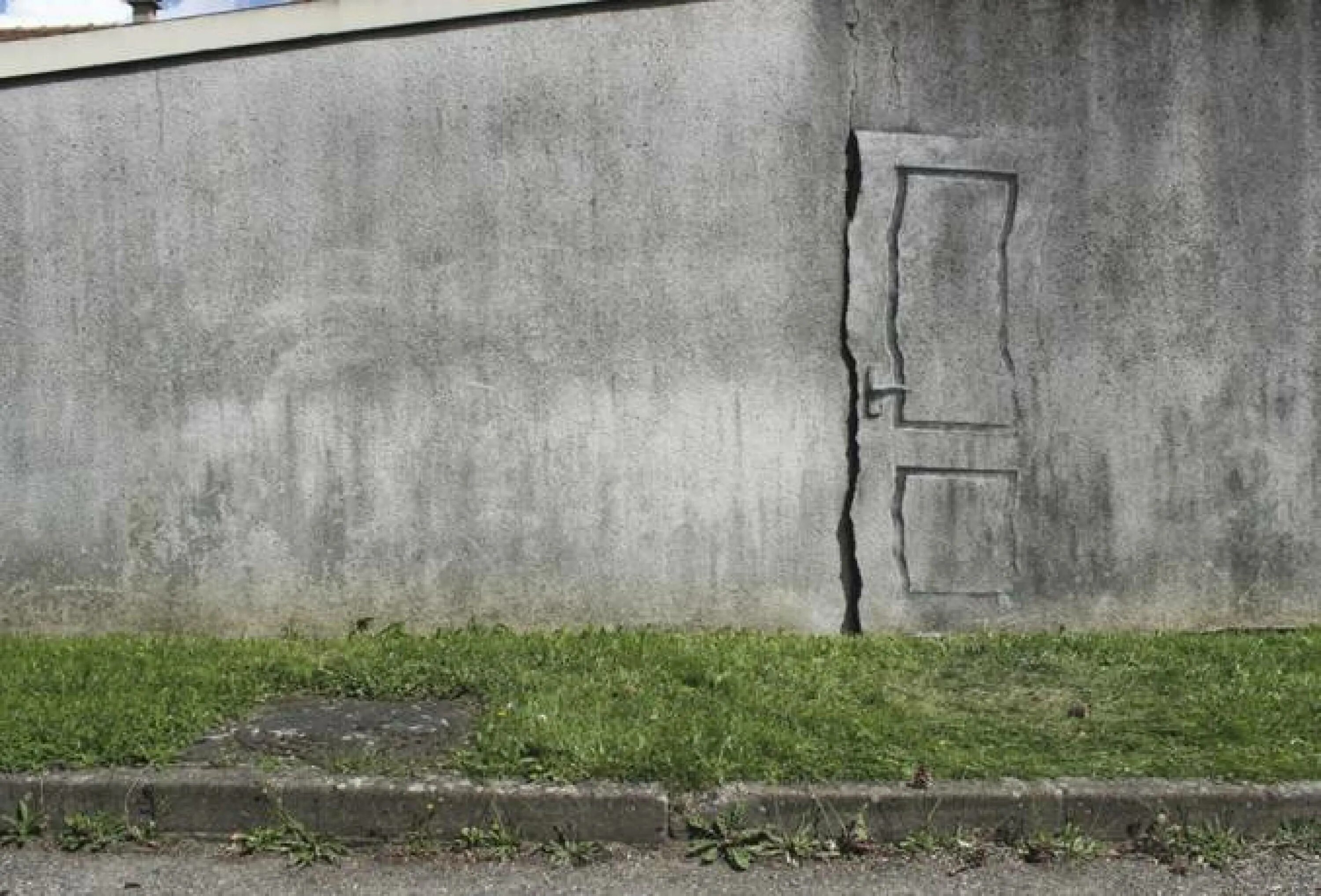 Хохловская площадь стена белого города. Бетонная стена здания. Фото ногой к стене здания. Город чистых стен. Акция чистые стены.