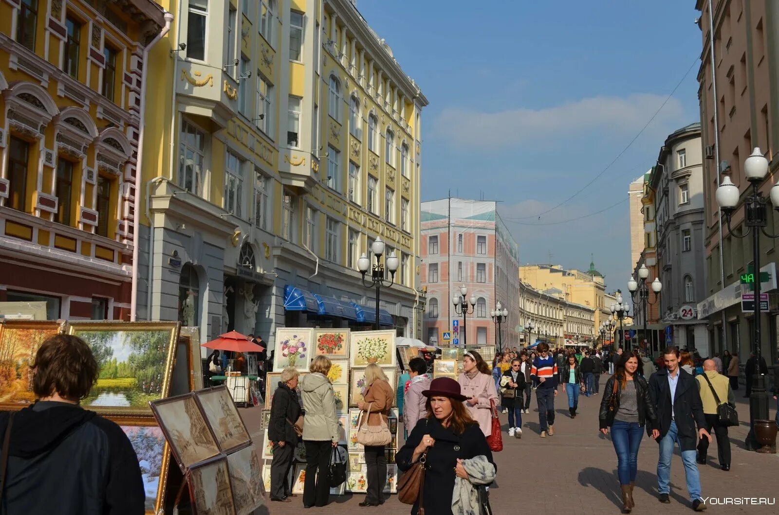 Арбат напротив. Москва арбат пешеходная зона. прогулка по арбату в москве. пешеходная обзорная экскурсия по ливерпулю.. видео экскурсия по арбату.