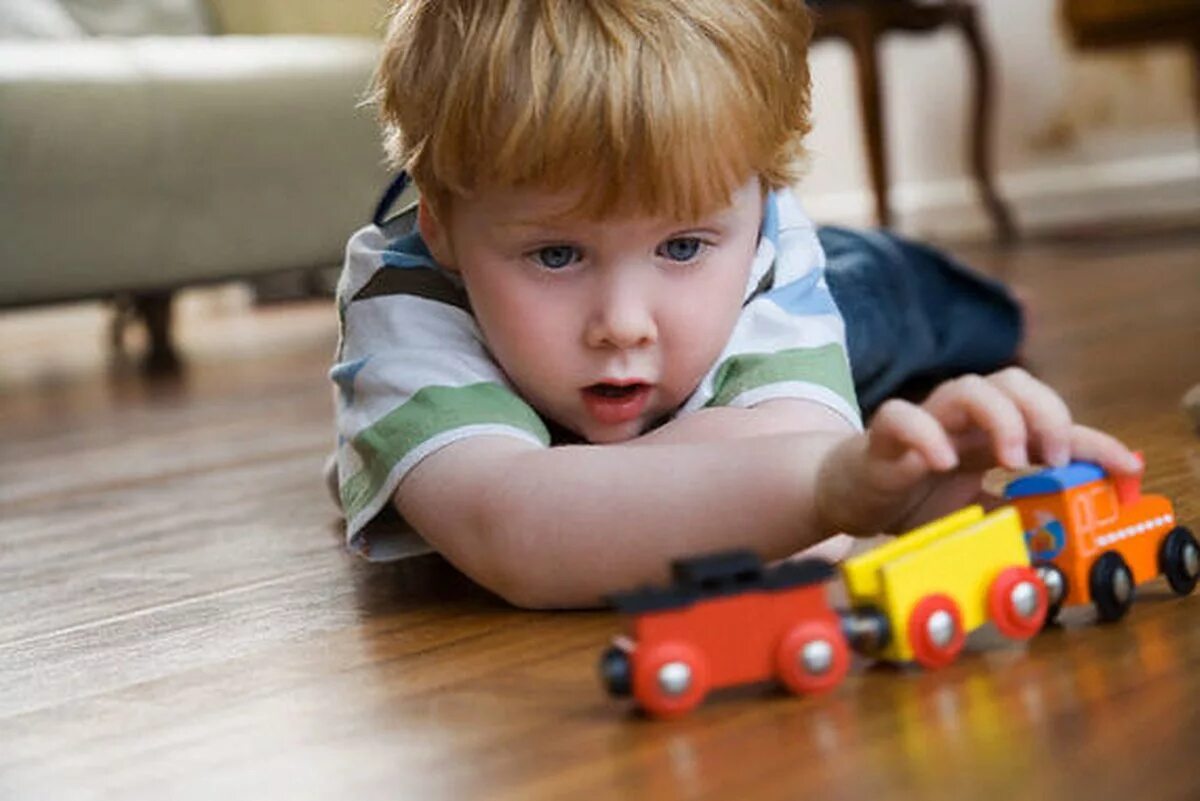 Детская версия. Машинки для детей. Мальчик играющий в игрушки. Игровые машинки для детей. Ребенок играет сам.