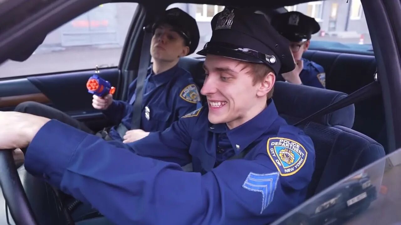 Видео а 4 полицейский