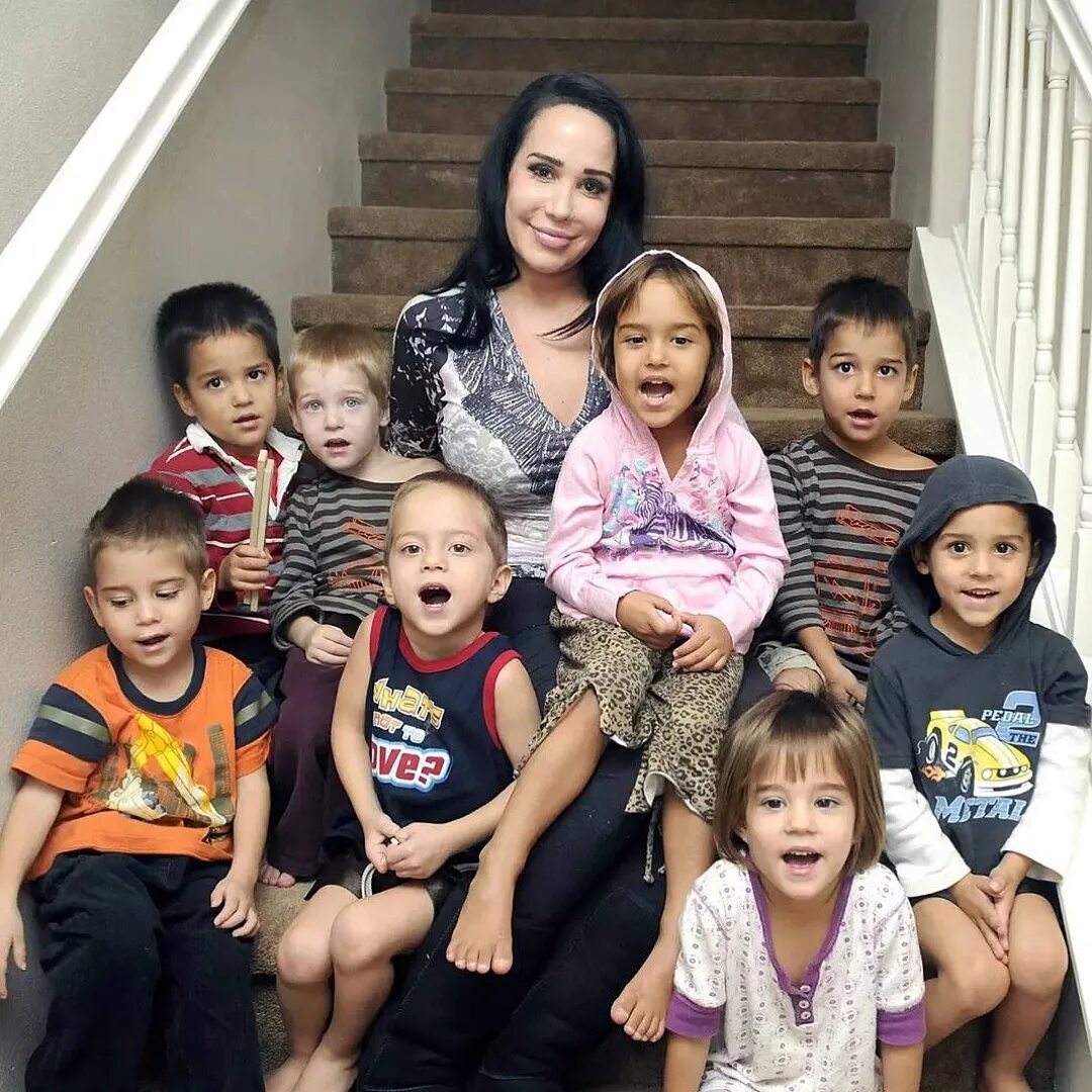 Самая большая семья. Восьмерняшки Нади Сулейман. Nadya Suleman octuplets. Nadya Suleman и ее дети.