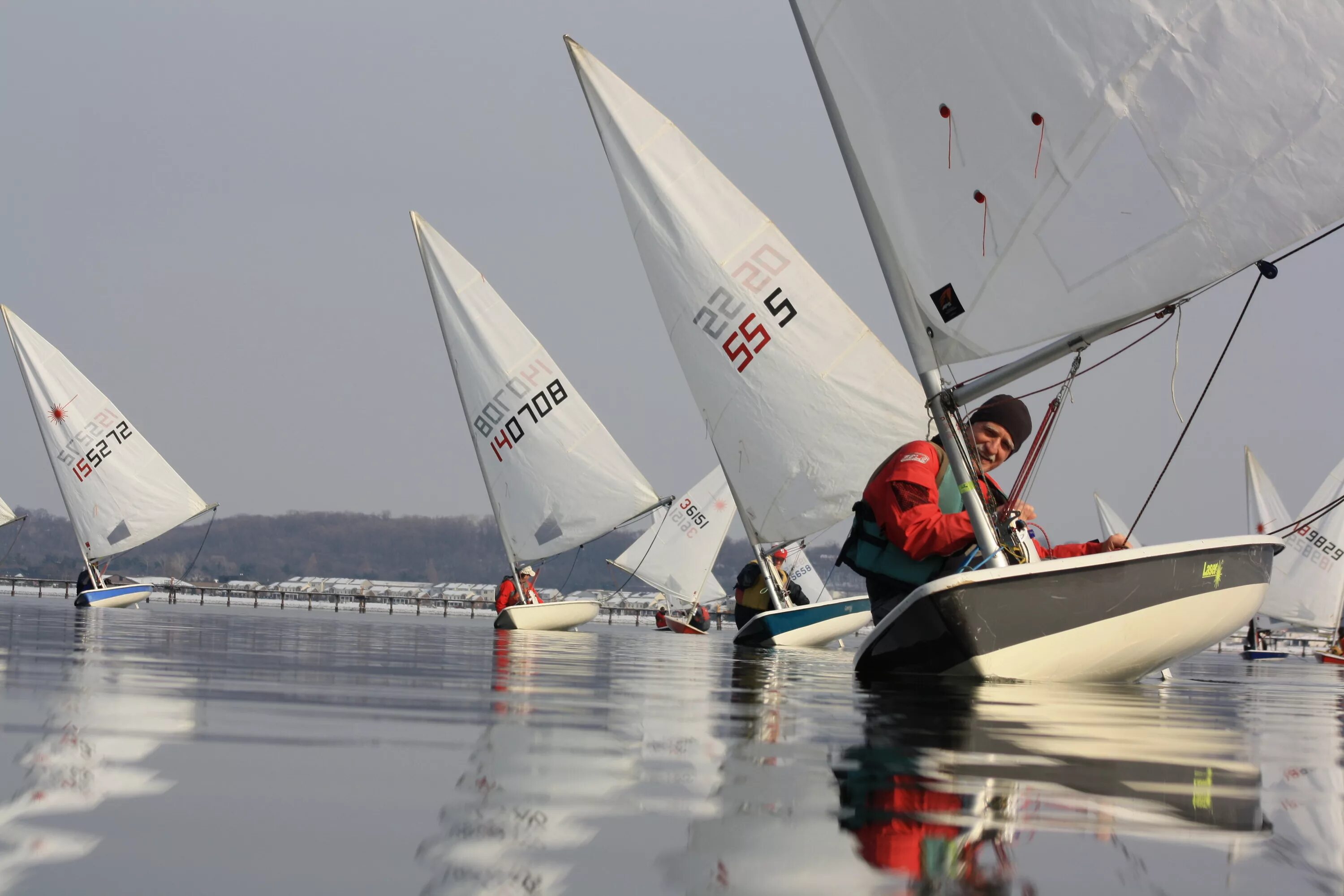 Sail work. Корабли всегда протекали. На яхте с ноутбуком. Морской клуб под парусами. Спортивная лодка laser.