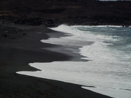 Playa de Janubio - vagues sur la plage.jpg. 