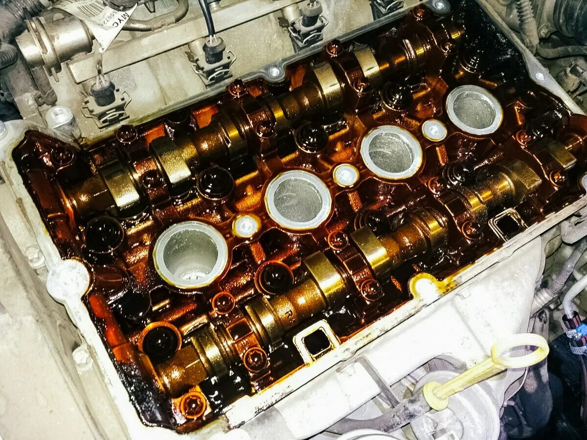 Без масла в качестве. Двигатель после масла. двигатель авто изнутри с маслом. двигатель без масла. плохое масло в двигателе.