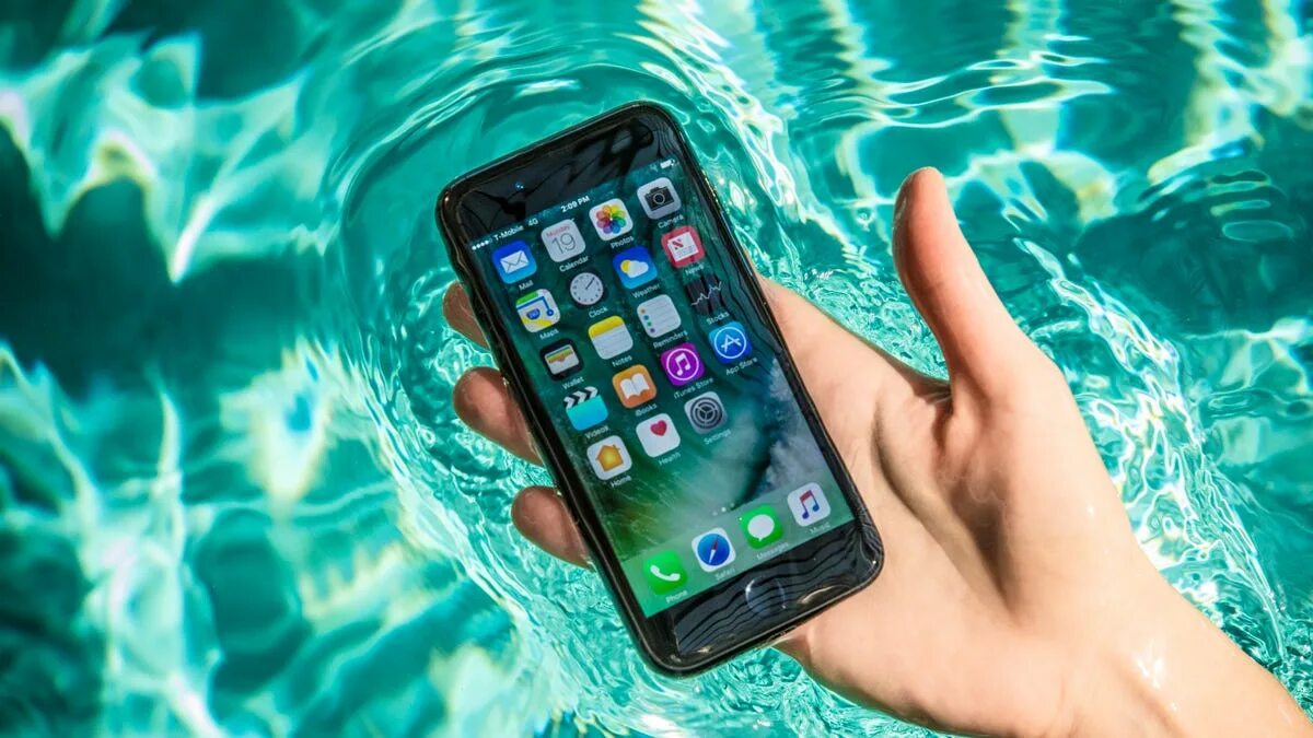 Iphone 7. Смартфон в воде. Утопил смартфон. Айфон в воде.