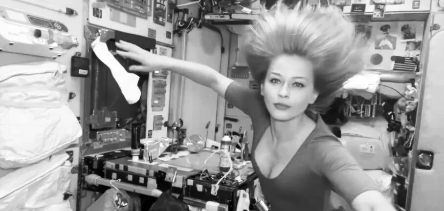 Пересильд переодевается в космосе. Актриса в космосе юлия пересильд. Взрыв в космосе. Пересильд переодевается в космосе. Юлия пересильд на мкс.