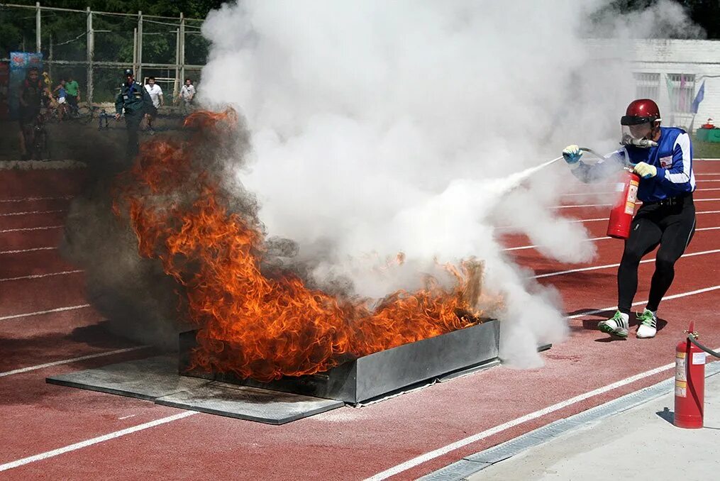 пожарный спортсмен. мчс пожарно прикладной спорт. пожарно прикладной спорт. пожарно-прикладной спорт тушение. пожарно- спасательный спорт стометровая полоса.
