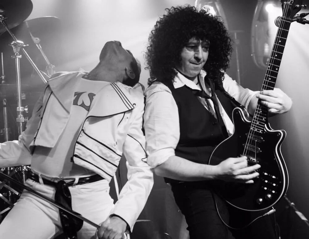Квин фуле. Группа квин брайан мэй. группа 1984 брайана мэя. queen фредди брайан мэй. брайан мэй и фредди меркьюри.