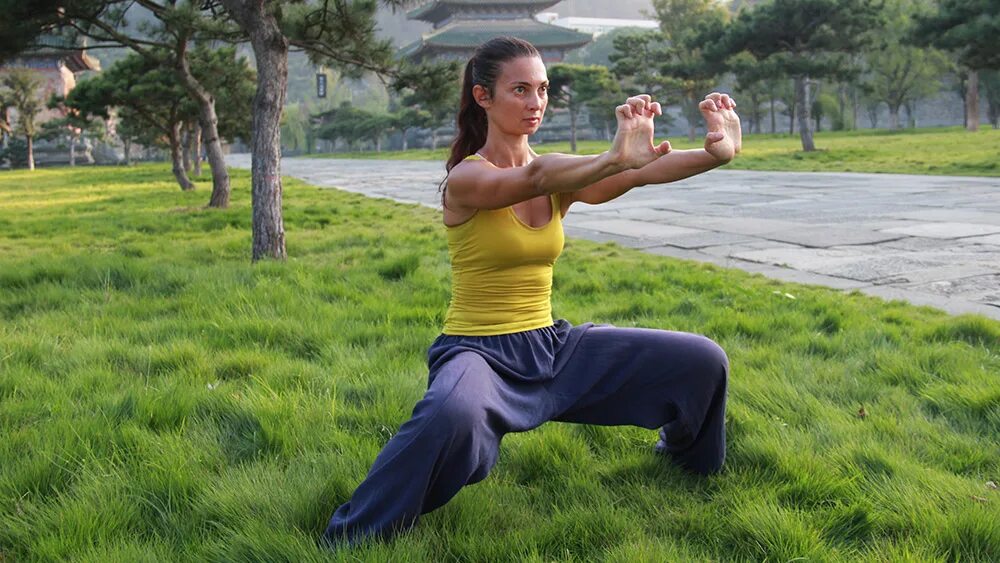 Гимнастика тайчи цигун. Лечебная гимнастика цигун китай. Китайская гимнастика цигун для начинающих простых упражнений. Дыхательная цигун. Дыхательная гимнастика цигун.