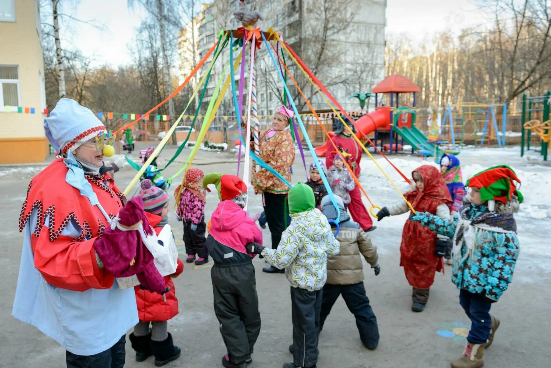 Развлечение забавы. Масленица в детском саду. Масленица всдетском саду. Масленицамв детском саду. Масленица в детском саду на улице.