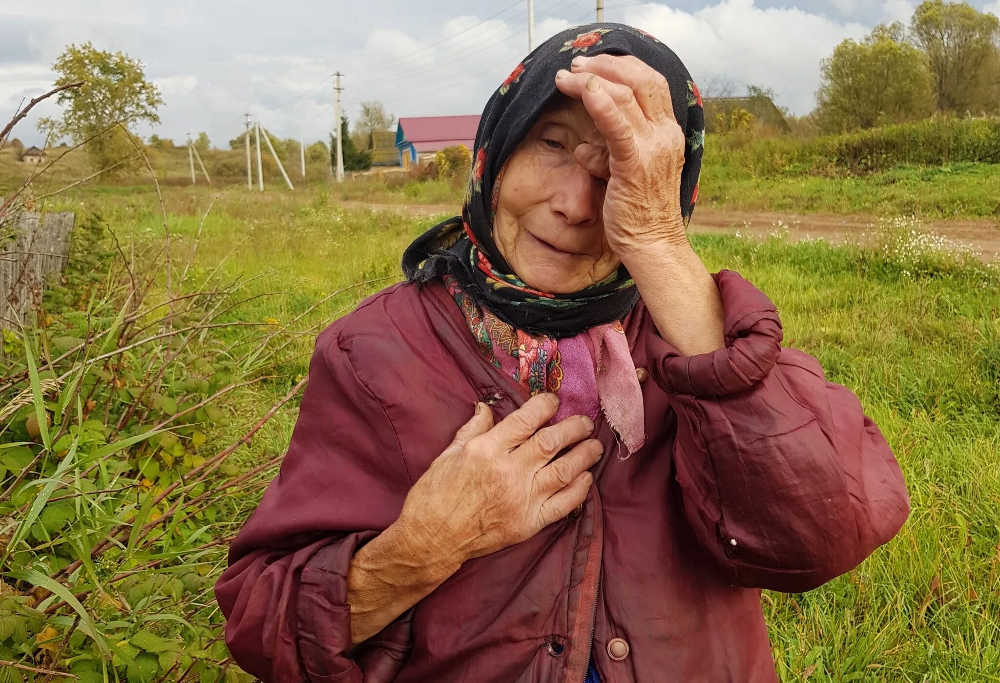 Бабушка получила. Старушка в деревне. Деревенская бабушка. Старуха в деревне. Бабуля в деревне.