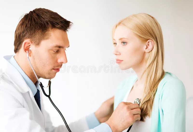 Врачи мужчина и женщина. Прием врача. Доктор со стетоскопом. Врач прослушивает пациента. Муж на приеме у врача