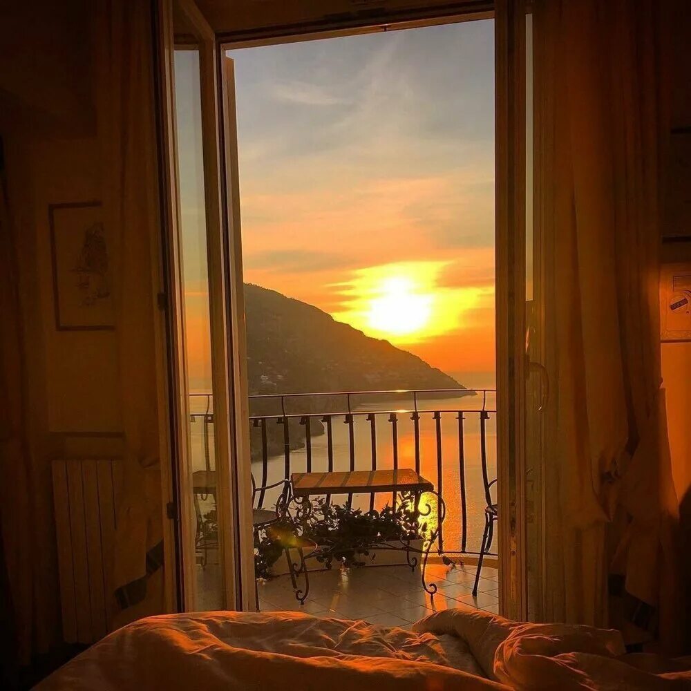 Закат в комнате. Вид из окна квартиры. Окно вечер. Раннее утро в комнате. Комната с окном.