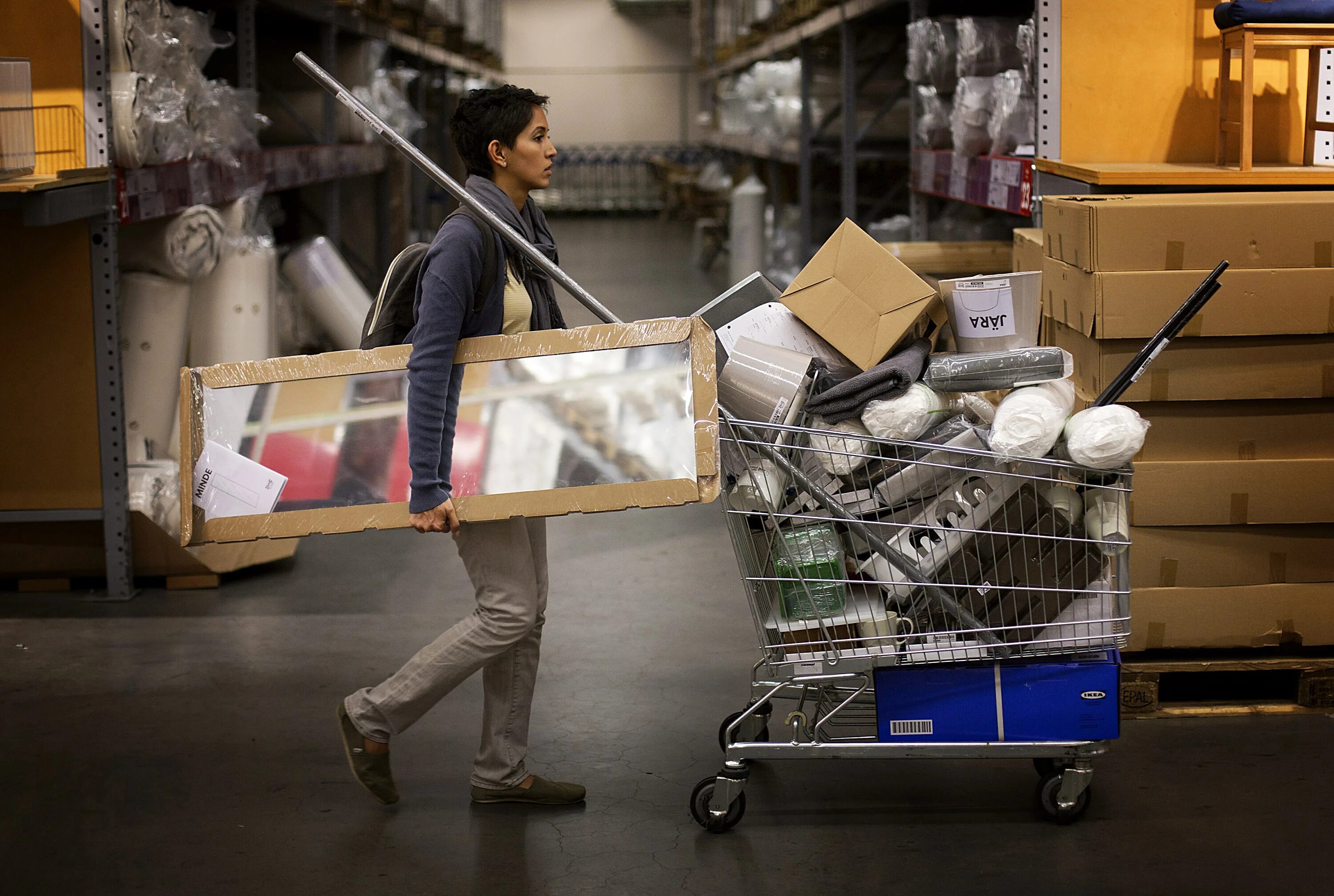 Покупатель в магазине стройматериалов. Икеа спб. Икеа. Возвращение икеа. Ikea покупки.