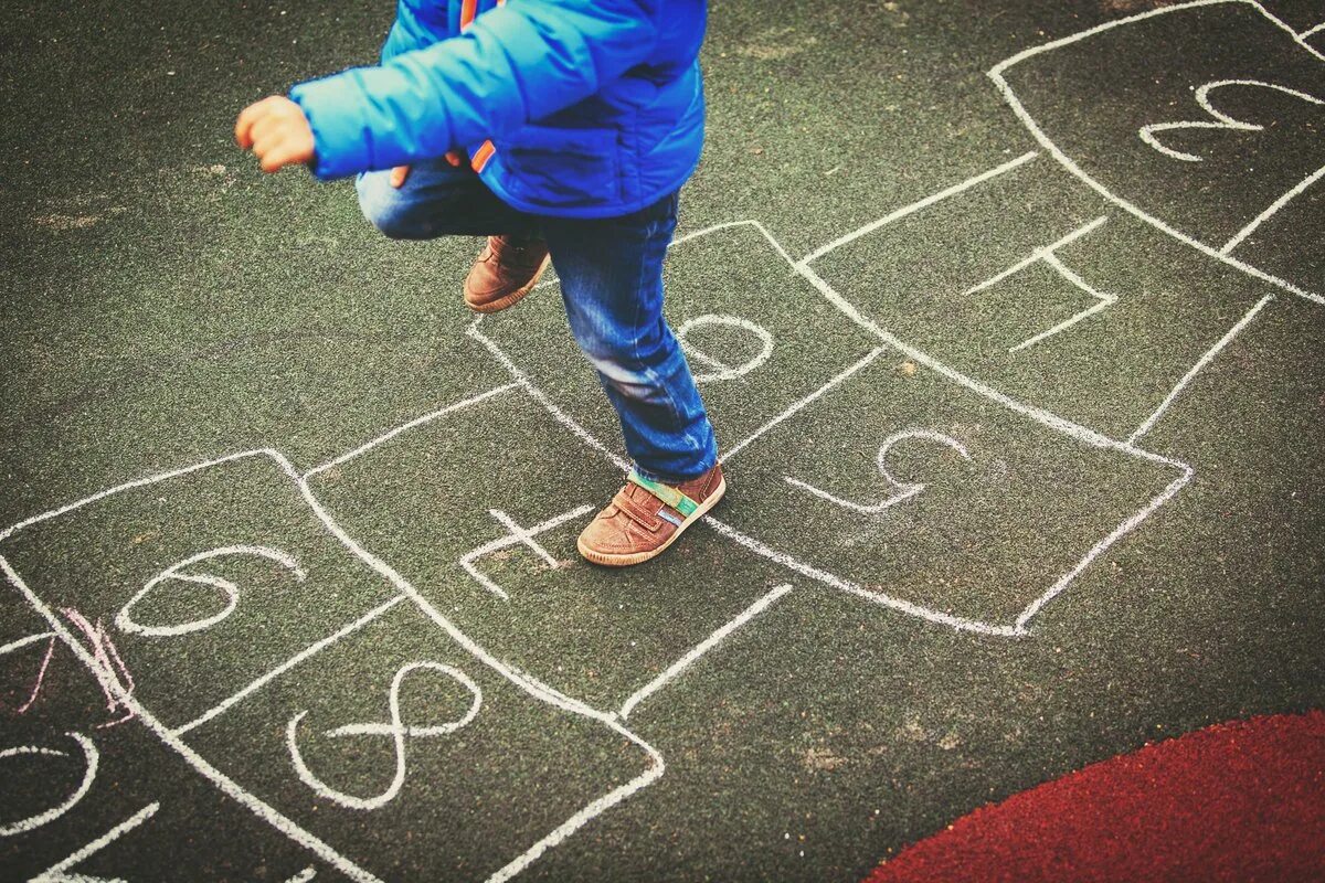 Девочка играет в классики. Прыгать в классики. Colourful right hand hopscotch. Little kids hopscotch. Игра классики на прозрачном фоне.