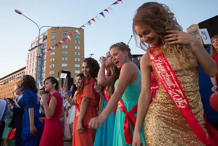 Песня день выпускного. Выпускной. Выпускной на набережной. Выпускница на набережной. Американские выпускники школ в платьях.