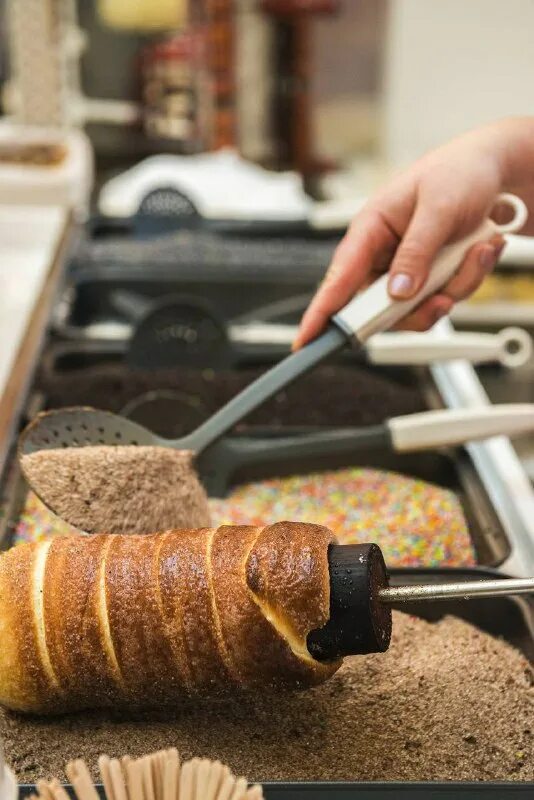 Крутишь еда национальное. Трдельник приготовление. Ванильный трдельник. Ванильный крутиш. Кручу еда.