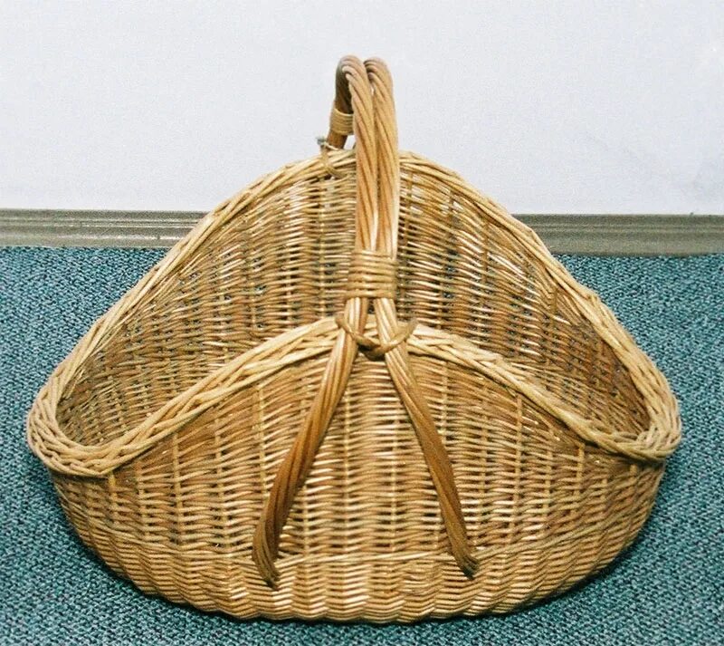 плетение из прутьев. плетеные украшения для сада. плетеные фигуры для сада. опора для растений из прутьев и веток. декор из прутьев в саду.