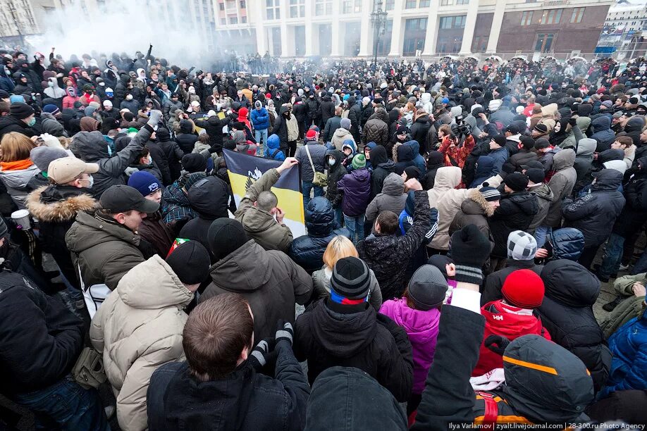 Социальные беспорядки. Манежная площадь 2011 беспорядки. Пожар в миннеаполисе. Пожар в миннеаполисе. Беспорядки в москве на манежной площади 2010.