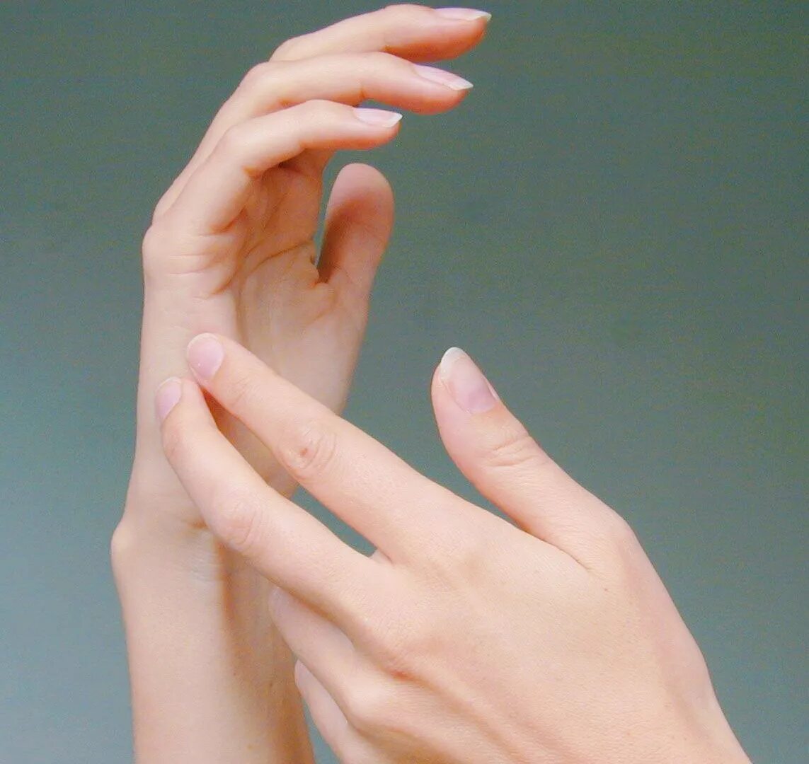 Женщины без пальцев на руках. Женская рука. Женские пальцы рук. Кисть руки. Женская ладонь.