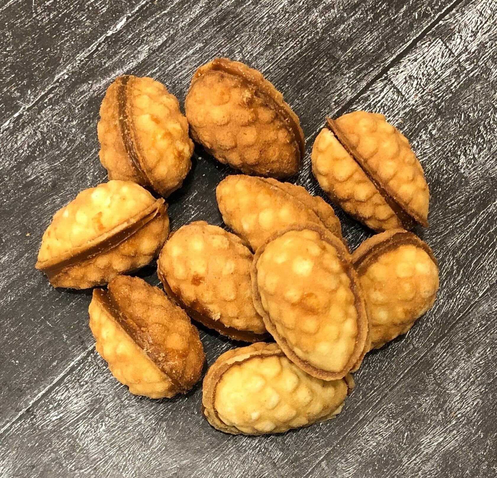 Орешки грибочки со сгущенкой. Пирожное шишки новогодние. Рецепт шишек со сгущенкой. Орешки со сгущенкой шишки. Рецепт шишек со сгущенкой.