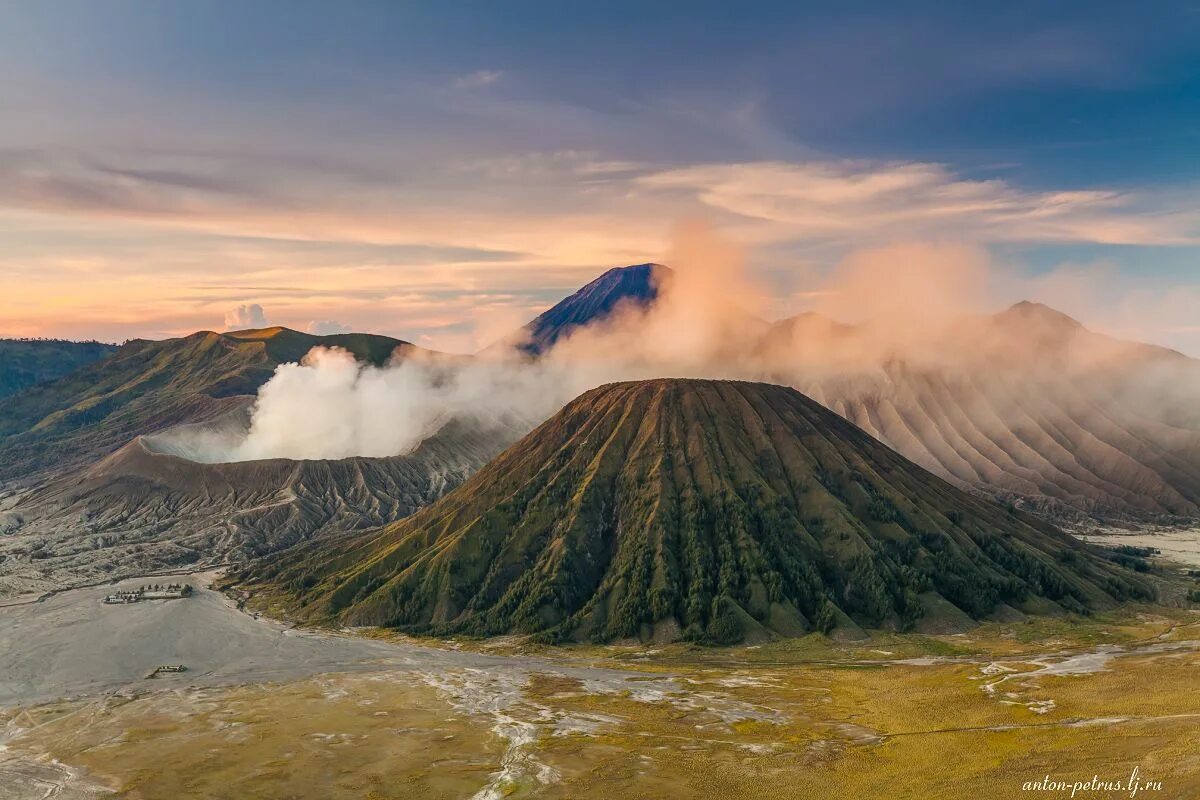 Остров Ява. Гора Бромо Индонезия. Вулкан на острове Ява. Вулкан Бромо. Volcano island