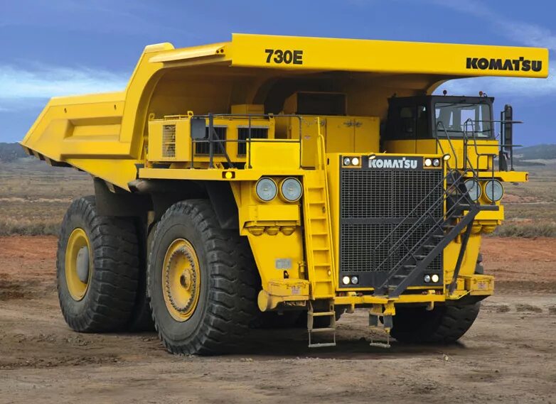 Карьерный самосвал комацу. Коматсу 220 тонн. Самосвал xde 220. Карьерный самосвал белаз 75600. Билаз 75408.