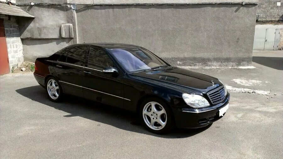 Мерседес s класса купить бу. Mercedes Benz s600 w220. Mercedes Benz s500 w220. Мерседес s 220 чёрный. Mercedes-Benz w220 черный.