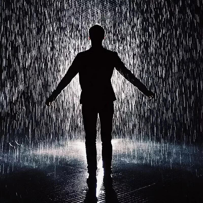 Человек под дождем. Парень под дождем. Человек в темноте. Пацан под дождем.
