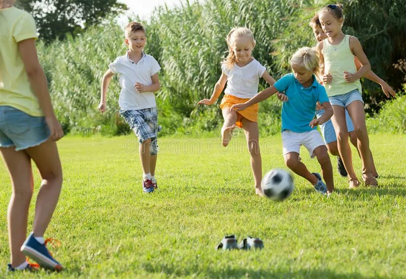 The children went to the park football. Дети играют в парке. Папа играет в футбол. Рисунок дети играют в футбол во дворе. Дети играют в мяч.