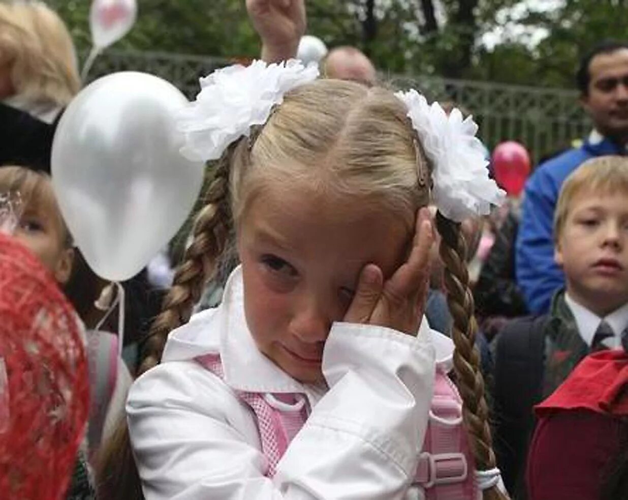 Дочь пришла из школы. Дети на линейке в школе. Девчонки 1 сентября на линейке в школе. Школьники на линейке в школе. Забавные первоклашки.