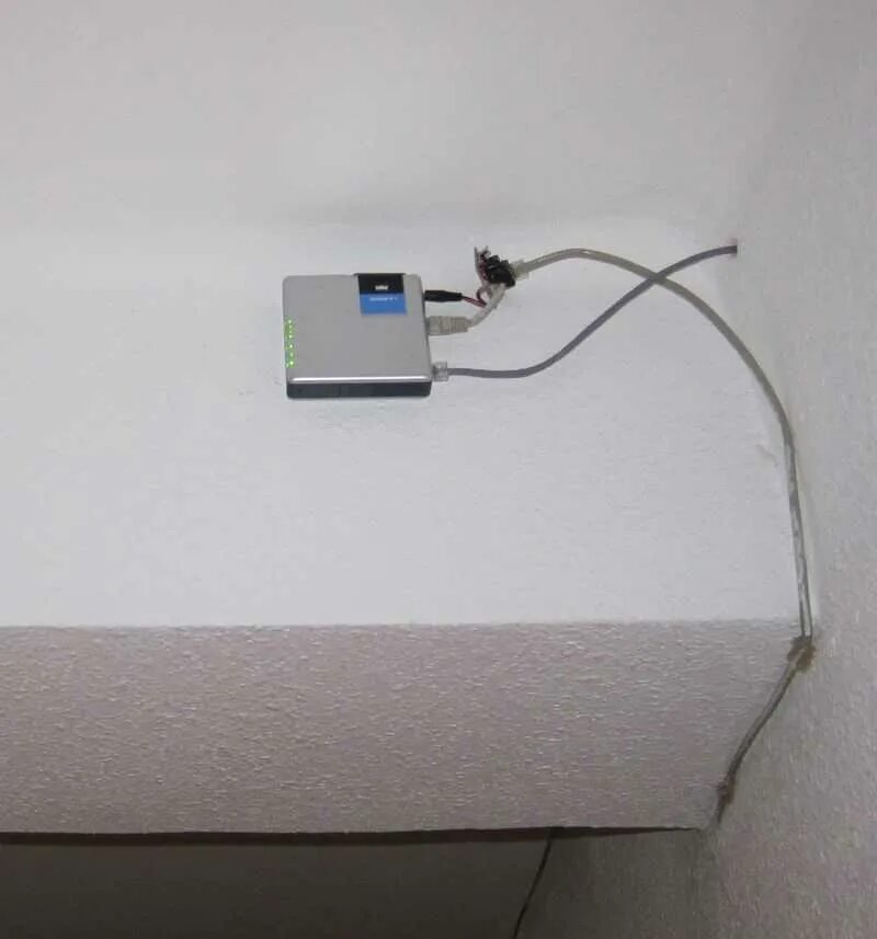 Установить wi fi роутер. Wifi роутер 48 вольт. короб под вай фай роутер. вай фай роутер под кабель. wifi роутер в коридоре.