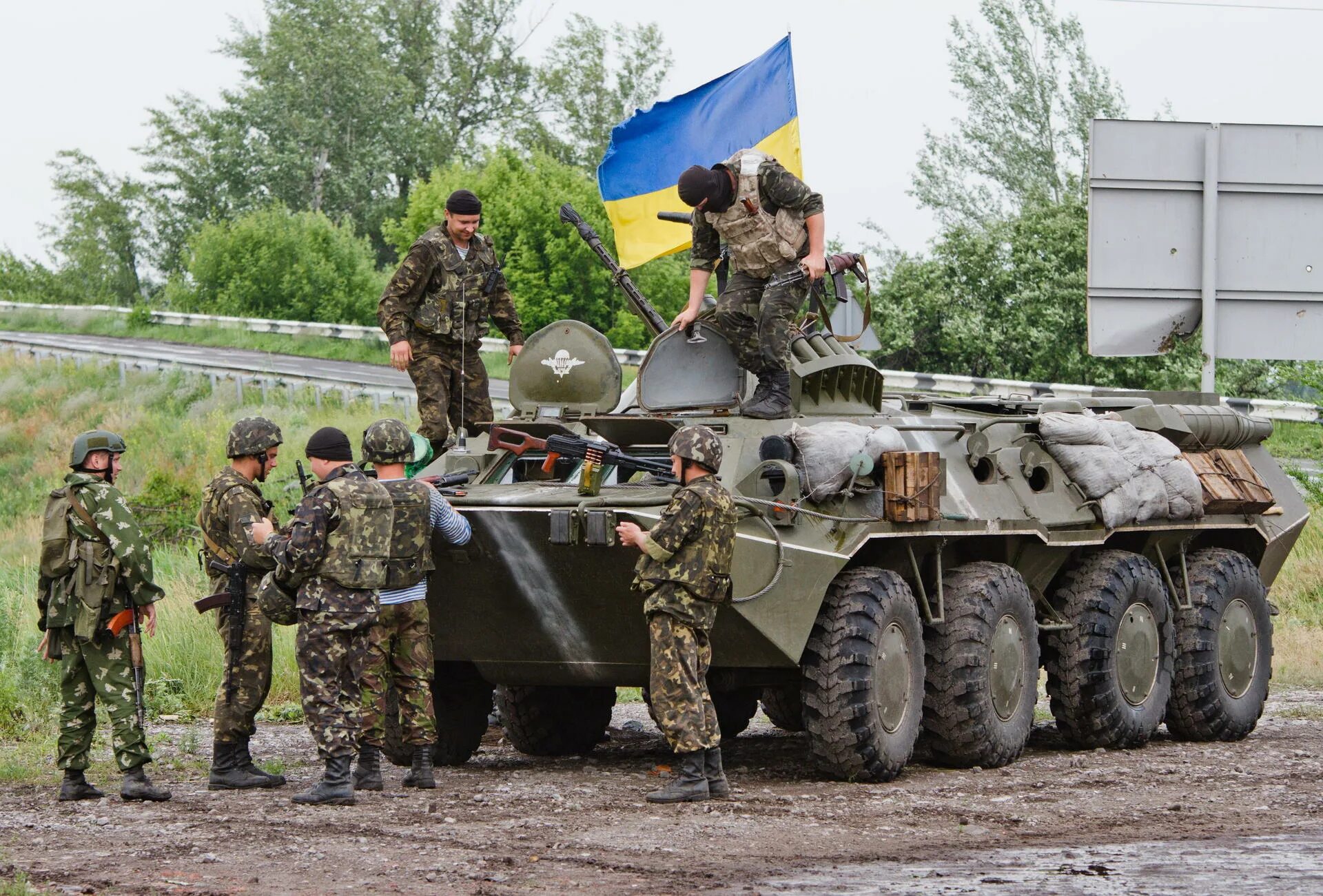 Ютуб военные новости. Украинская армия. Украинская армия 1993. БМП Юго Восток Украины. Украинская армия 2014.