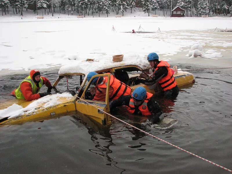 Спасательные работы мчс. Работник мчс. Спасательные работы. Мчс рф спасатель. Профессия спасатель.