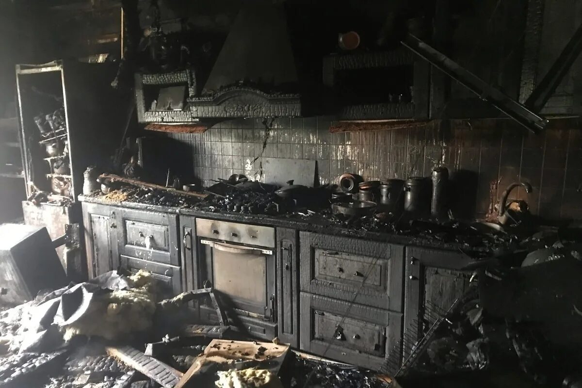 Пожар на кухне. Фото сгоревшей кухни. Грозовые разряды пожар. Сгоревшая кухня