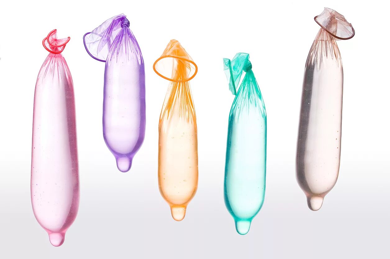 Презики с водой. Презерватив наполненный водой. Растянутый презерватив. Виды презиков с шариками.