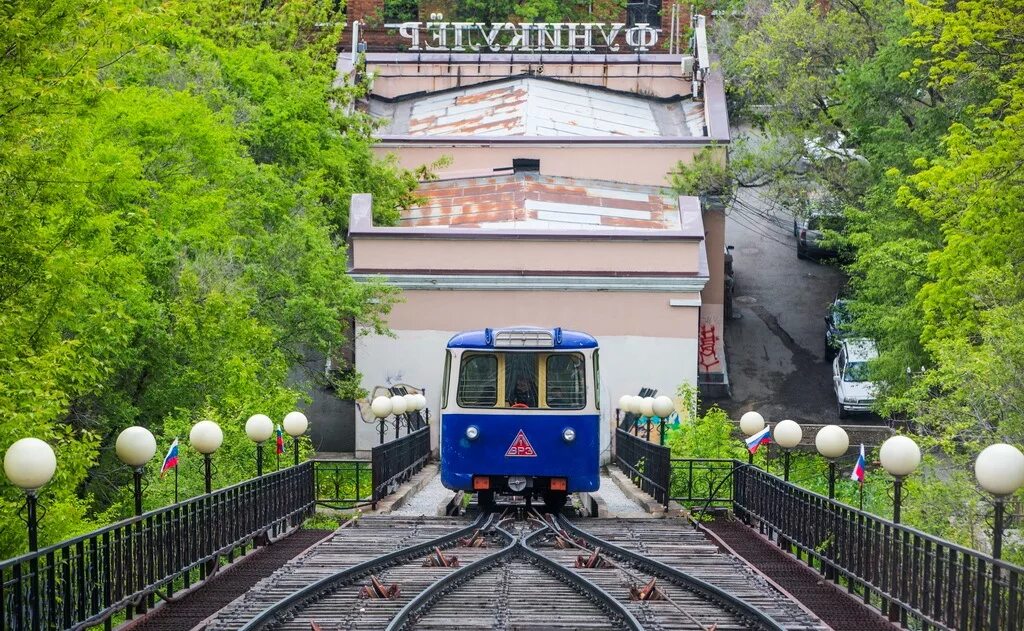 Фуникулер во владивостоке. Владивостокский фуникулёр Владивостока. Фуникулер Владивосток. Фуникулер Владивосток трамвай. Достопримечательности Владивостока фуникулер.