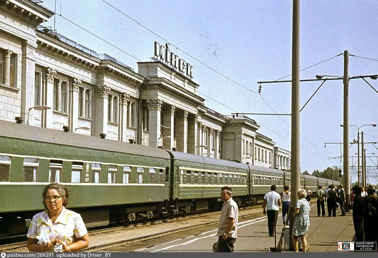 Город советский станция. Вокзал в Белоруссии в Минске. Минск вокзал СССР. ЖД вокзал Минск. Минский вокзал ЖД 1960 года.