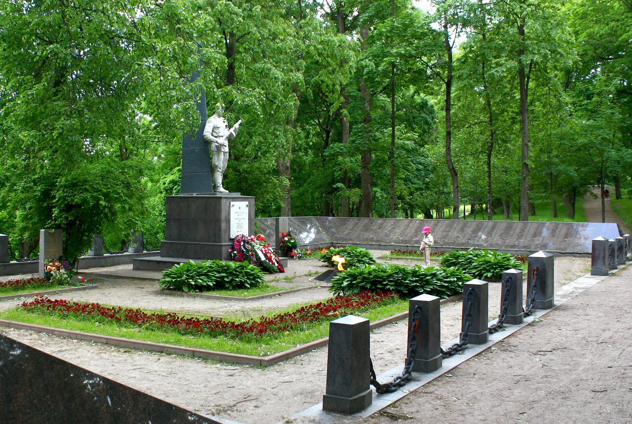 Парк в красном селе вечный огонь. Красное село мемориал братская могила. Парк красное село. Памятник жертвам нацизма (красное село). Блокадное красное село.