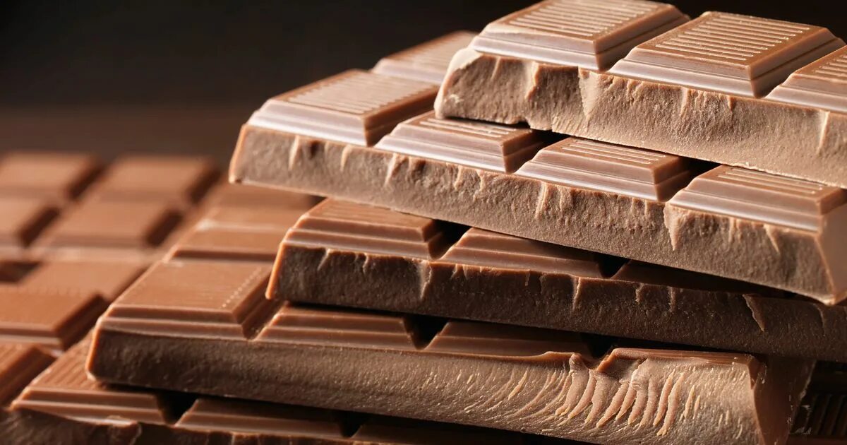 Какой шоколад качественный по составу. Плитка шоколада. Плитка натурального шоколада. Шоколад фото. Сладкая плитка.