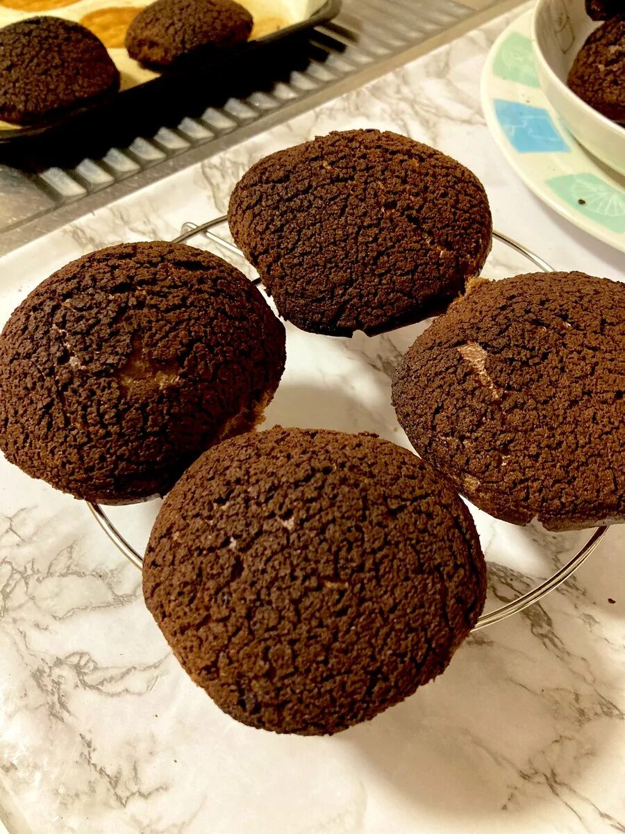 Печенье с шоколадом рецепт в домашних. Кукис печенье шоколадное. Круглое шоколадное печенье. Круглые печеньки с шоколадом. Печенье шоколадные гнезда.