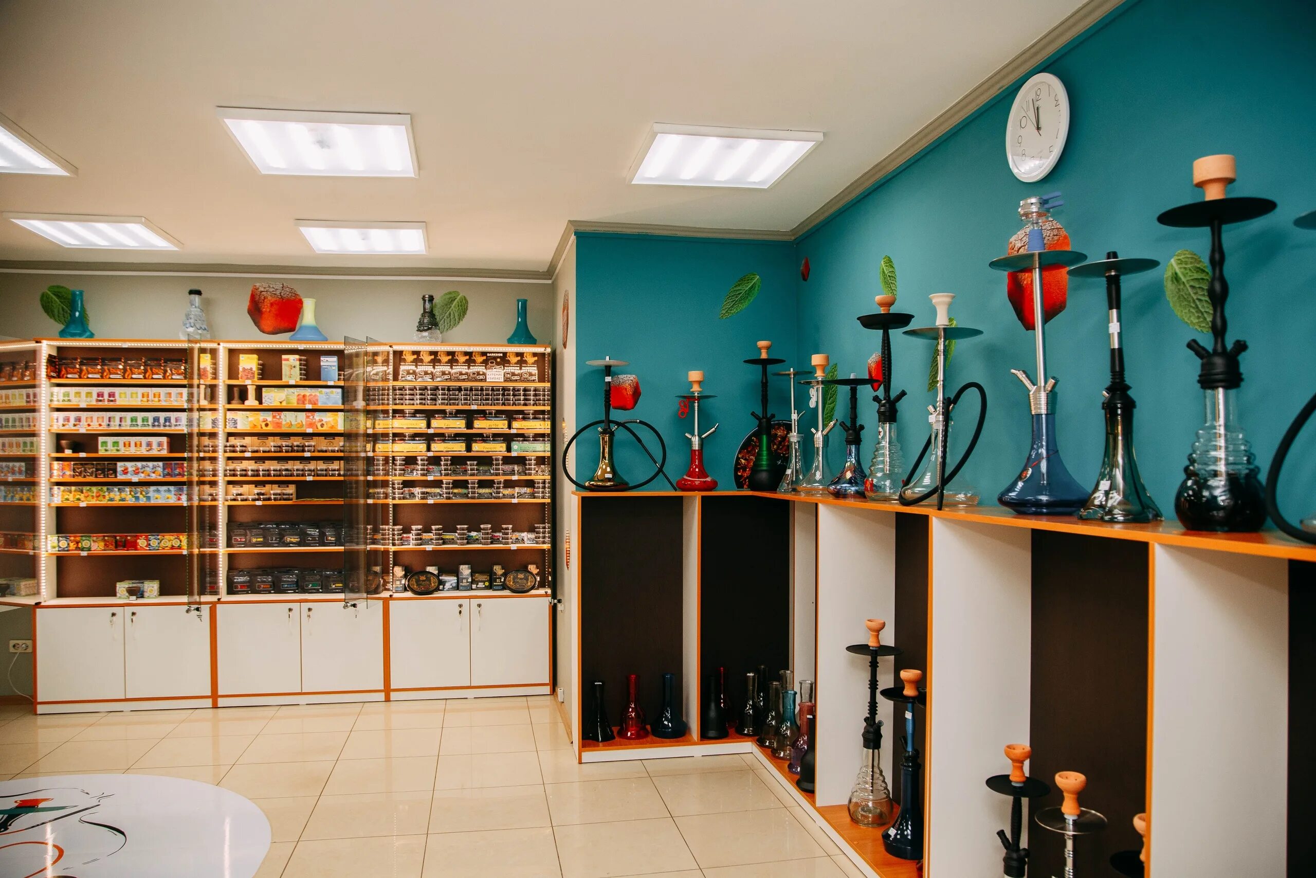 магазин кальянов. стеллаж для кальянов. стеллажи для табака кальяна. кальянный магазин. интерьер магазина кальянов.