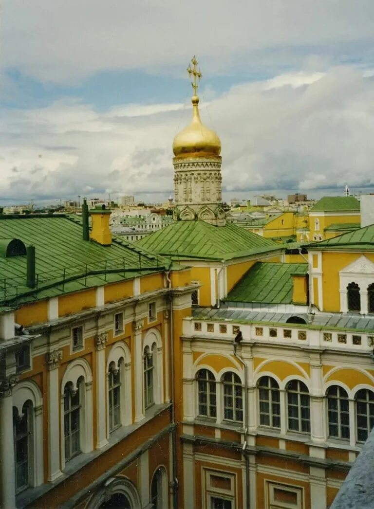 Церковь богородицы на сенях. Церковь Рождества Богородицы в Московском Кремле. Церковь Рождества Богородицы в Кремле 1393. Москва Церковь Лазаря и Рождества Богородицы на сенях. Церковь Рождества Богородицы на сенях в Кремле.