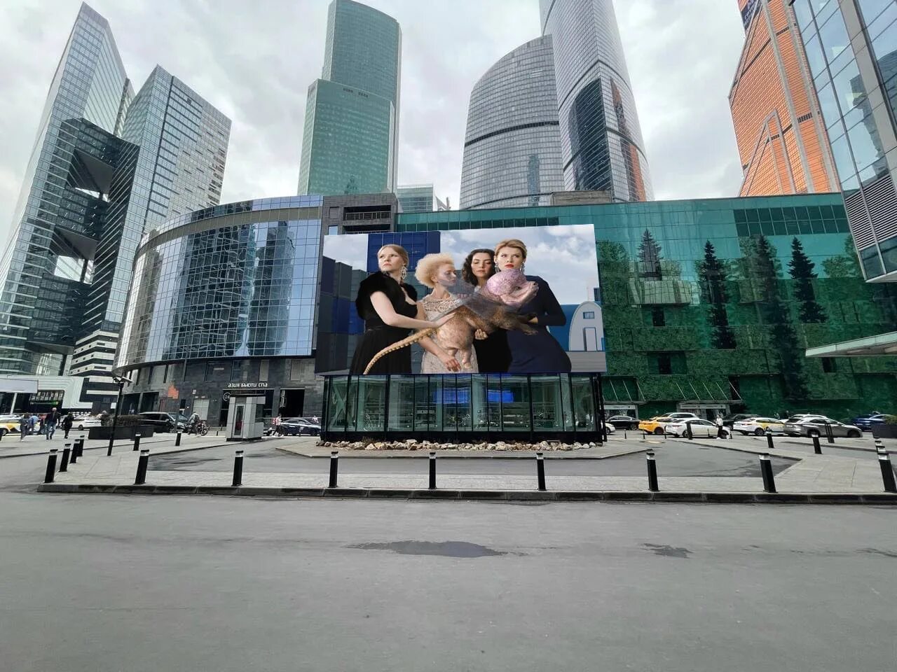 Реклама кракена в москва сити. Москва Сити 2023. Москва Сити 2023 год. Москва Сити реклама. Kraken реклама в Москва Сити.