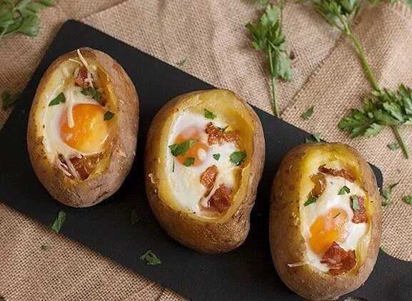 Запеченные яйца. Запечённые яйца в духовке. Картофель с яйцом. Запеченная картошка с яйцом. Картофель запеченный с яйцом.