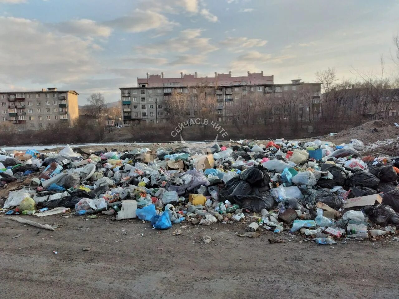 Мусорная свалка. Огромная свалка.