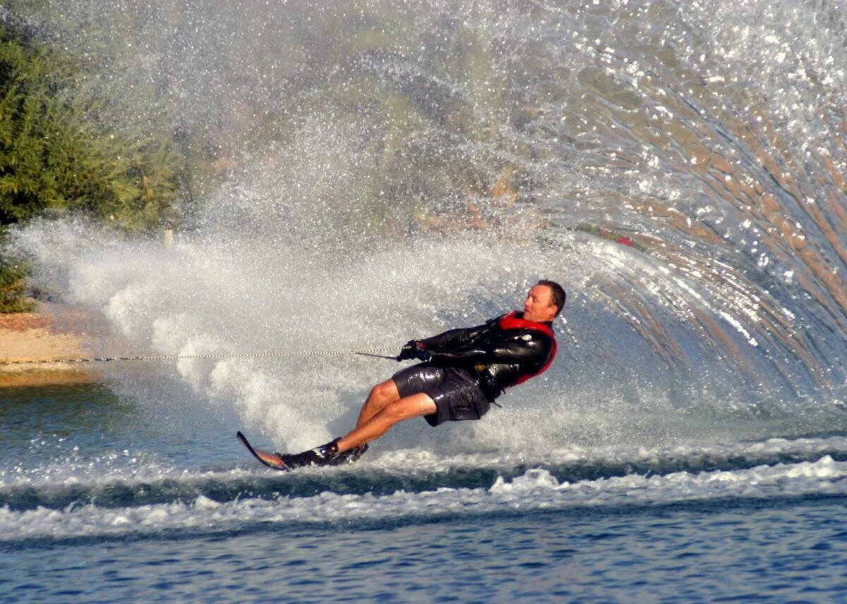 Водные лыжи спорт. Водные лыжи вид спорта. Фигурная лыжа для водного спорта. Воднолыжный слалом. Водные лыжи вид спорта.