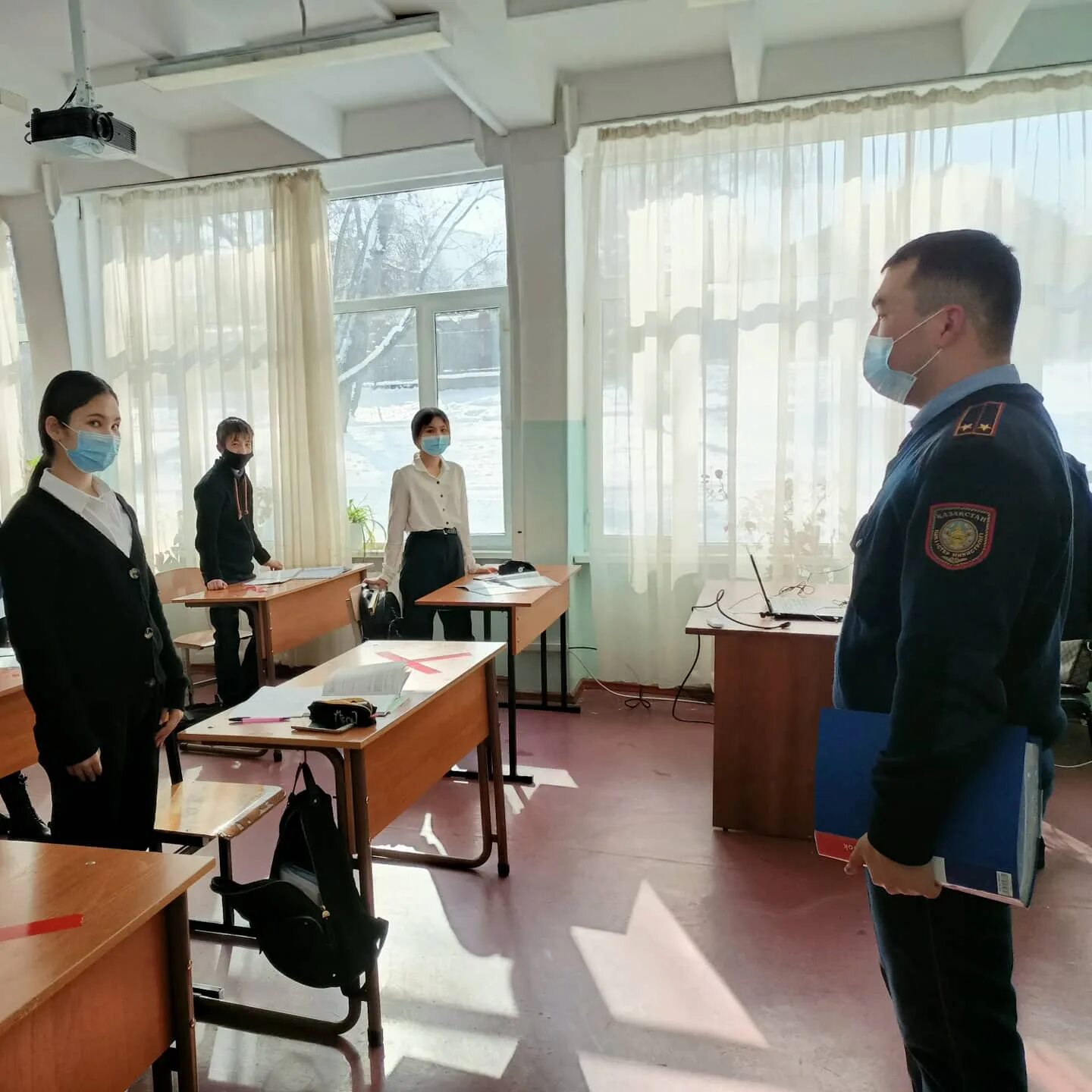 инспектор школы номер 9. школьный инспектор. беседа с инспектором пдн в школе. рощинская школа уярский район. роща уярский район школа сотрудники.