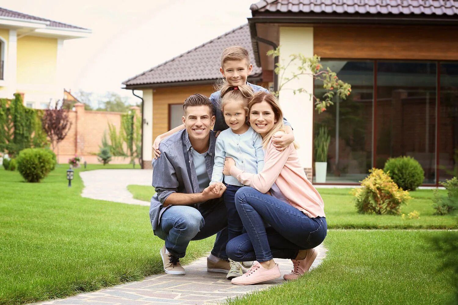 Something family. Семья в загородном доме. Счастливая семья. Семья рядом с домом. Счастливая семья в доме.