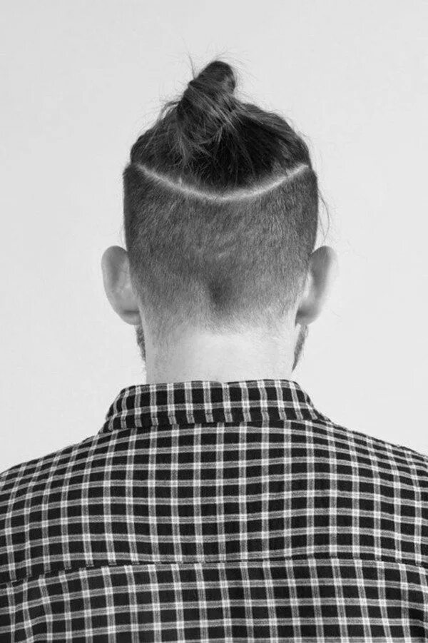 Выбритый затылок мужская. Андеркат man bun. Топ кнот андеркат. Стрижка андеркат кнот. Андеркат топ кнот мужской.